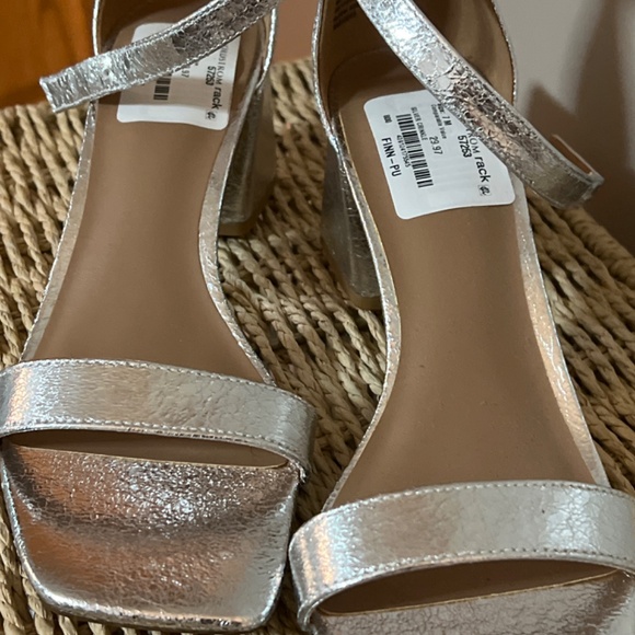 Silver Heels - Picture 4 of 7